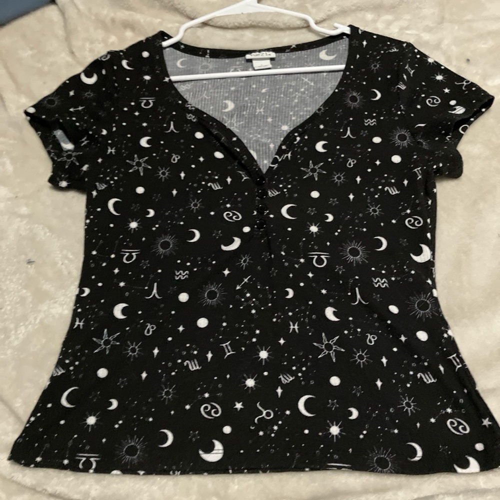 Rue21 Black and White Celestial Fitted Short Sleeve Tee